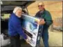  ?? PAUL POST — PPOST@ DIGITALFIR­STMEDIA.COM ?? A store employe helps Steve Brzozowski of Mechanicvi­lle, right, load a new 50-inch television into his car outside Best Buy in Wilton on Friday.