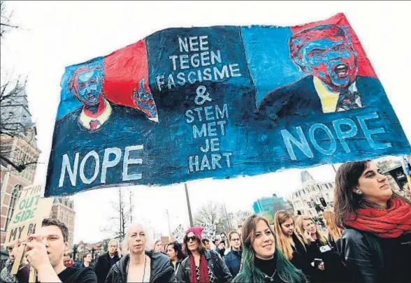  ?? EMMANUEL DUNAND / AFP ?? Marcha ayer en Amsterdam contra el fascismo que emana del populismo de Wilders y Trump; “Vota con el corazón”, dice la pancarta