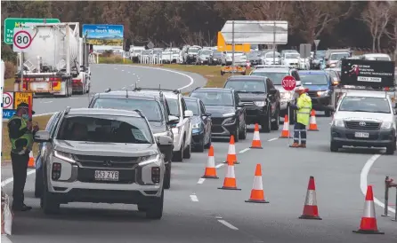  ?? Picture: Glenn Hampson ?? The hard border closure at Coolangatt­a brought with it long queues on Friday.