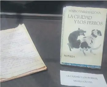  ??  ?? Las salas recrean diversos momentos de su vida y rescatan manuscrito­s de obras célebres