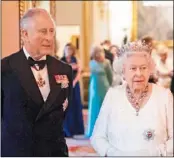  ??  ?? 英女王（右）希望由兒子查理王儲（左）接任大英國協元首，獲得53個成員國領導­人贊成通過。 （路透）