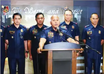  ?? PNP-PIO/AFP ?? National police chief Roland Dela Rosa (centre) speaks during a press conference at the national police headquarte­rs in Manila yesterday.