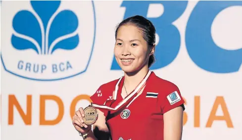  ?? REUTERS ?? Thailand’s Ratchanok Intanon proudly displays her medal after winning women’s singles final at the 2015 Indonesia Open in Jakarta yesterday.