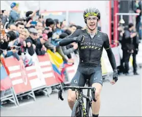  ?? FOTO: MANEL MONTILLA ?? Simon Yates celebra la victoria en la ciudad de Barcelona, la segunda de 2018