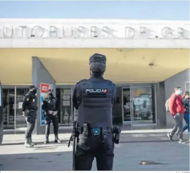  ?? A. L. JUÁREZ ?? Agentes de la Policía Nacional inspeccion­an las salidas y las entradas en la estación de autobuses de Granada.
