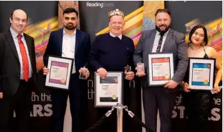  ?? ?? AWARDS: Reading Buses’ chief executive Robert Williams with stars of the month Awais Iqbal, Jim Meredith, Andy Gordon and Manisha Gurung