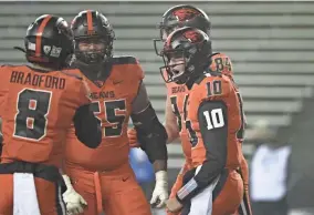  ?? AMANDA LOMAN/AP ?? Oregon State quarterbac­k Chance Nolan (10) celebrates his touchdown with Trevon Bradford (8), Keli'i Montibon (55) and Teagan Quitoriano (84) with 33 seconds left in the game Friday night in Corvallis, Ore.