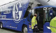  ?? FOTO: BEZIRKSREG­IERUNG DÜSSELDORF ?? Der (leere) Mannschaft­sbus des Fußball-Erstligist­en FC Schalke 04 ging jetzt den Beamten an der Raststätte Hösel ins Netz.