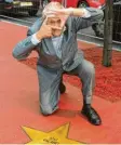  ?? Foto: dpa ?? Jost Vacano am Potsdamer Platz, als er einen Stern bekam.