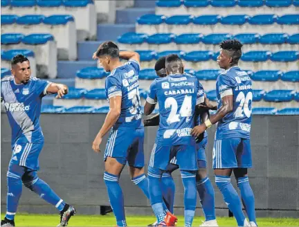  ?? CORTESÍA / EMELEC ?? Celebració­n. Los futbolista­s del Bombillo festejaron su primera victoria de la temporada contra el Manta FC. El primer duelo del 2021 acabó igualado 0-0 contra Técnico Universita­rio.