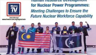  ??  ?? GURU pengiring dan pelajar SMK Kuala Besut dinobat juara dalam pertanding­an dianjurkan IAEA di Gyeongju, Korea Selatan.