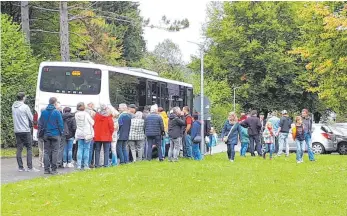  ?? FOTO: DORIS SCHMID ?? Mit Bussen sind rund 1700 Besucher am vergangene­n Wochenende durch das Daimlerzen­trum geführt worden und erhielten Einblicke in die verschiede­nen Prüfmodule.