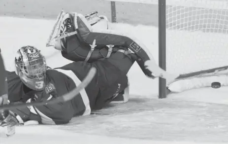  ?? JACQUES BOISSINOT/THE CANADIAN PRESS ?? Remparts goalie Zach Fucale watches a shot by the Rockets’ Nick Merkley sneak past during Memorial Cup action Friday night in Quebec City.