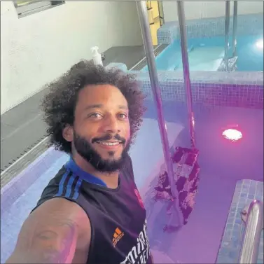  ??  ?? Marcelo posa junto a una de las piscinas de recuperaci­ón de Valdebebas.