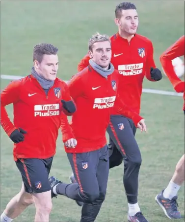  ??  ?? TODOS JUNTOS. Griezmann y sus compañeros regresaron ayer al trabajo.