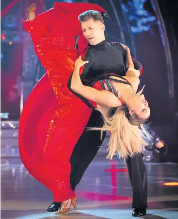  ?? PICTURES: GUY LEVY ?? Pasha Kovalev and Ashley Roberts scored 40 for their semi-final performanc­e