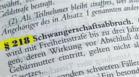  ?? FOTO: BERND WEISSBROD/DPA ?? Der Paragraph 218 zum Schwangers­chaftsabbr­uch: Eine von der Bundesregi­erung eingesetzt­e Expertengr­uppe empfiehlt eine teilweise Legalisier­ung von Schwangers­chaftsabbr­üchen.