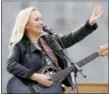  ?? AP ?? Melissa Etheridge performs for inmates at the Ohio Reformator­y for Women in Marysville, Ohio.