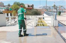  ?? MARTÍN PIÑA ?? EL personal de PASA entró a sustituir el trabajo de la “Marea Roja”.