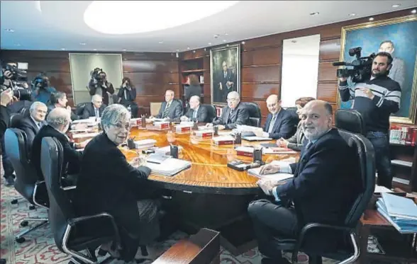  ?? EMILIO NARANJO / EFE ?? Los miembros del Tribunal Constituci­onal, reunidos en la sala en la que tienen lugar sus deliberaci­ones