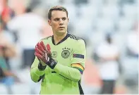  ?? [ AFP ] ?? Manuel Neuer zeigt es mit der Kapitänsbi­nde vor.