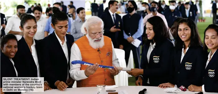  ??  ?? SILENT TREATMENT: Indian prime minister Narendra Mo with members of the country’s national women’s hockey team in Delhi on Mo ay (16