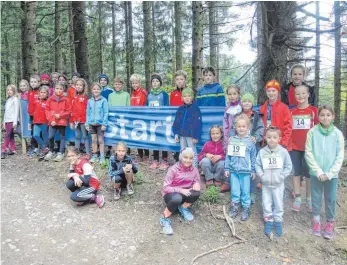  ?? FOTO: WALTER SCHMID ?? Ein Teil der Kinder an ihrem Startplatz an Kilometer 5,8.