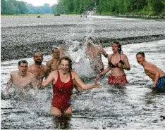  ?? Archivfoto: Marcus Merk ?? An der Wasserwach­tstation in Langweid ist am kommenden Samstag offizielle­s An baden im Lech.