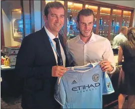  ?? FOTO: TWITTER NYCITY ?? Polémica
Gareth Bale, con Ferran Soriano y la camiseta del New York City