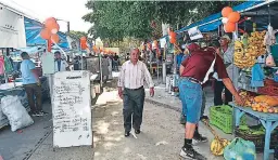  ??  ?? MERCADO. Muchos son los ceibeños que compran en esta feria.