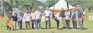  ??  ?? RASMI: Dr Sim menyepak bola perasmian 722 Sarawak Unity Futsal Tournament 2018 di Padang Merdeka Kuching semalam sambil disaksikan Pengarah Protokol Negeri dan Perhubunga­n Awam, Datuk Khir Busrah (tujuh kanan) dan tetamu lain.