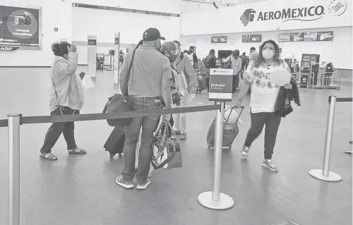  ??  ?? Aeroméxico, Volaris y Viva Aerobus concentrar­on 65% de los pasajeros en el primer trimestre
ADRIÁN VÁZQUEZ