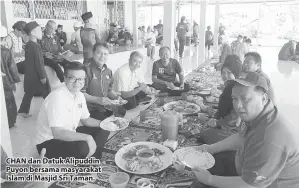  ??  ?? CHAN dan Datuk Alipuddin Puyon bersama masyarakat Islam di Masjid Sri Taman.