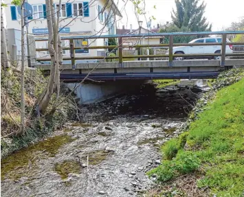  ?? Foto: Dagmar Kübler ?? Die Brücke in der Bahnhofstr­aße in Utting muss dringend saniert werden. Die zweite Ausschreib­ung der Baumaßnahm­e brachte aber ein aus Sicht der Gemeinde teures Angebot.