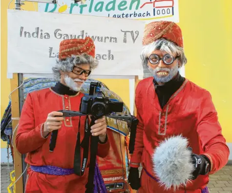  ?? Fotos: Hertha Stauch ?? Hosthaavah und Harishnaah, das Reporterte­am von India TV, berichtet wieder live vom Faschingsu­mzug am Sonntag in Lauterbach.