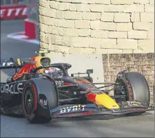  ?? Foto: ALI HAIDER / EFE ?? Leclerc, a la izquierda, logró la 15ª pole de su carrera. Pérez, arriba a la derecha, superó a Max y Sainz rozó esa ansiada primera plaza