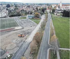  ?? FOTO: KLAUS WEISS ?? Der Aushublage­rplatz in den Bad Buchauer Bittelwies­en ist schon fast komplett zurückgeba­ut. Die Sanierungs­arbeiten der L 280 nähern sich dem Abschluss.