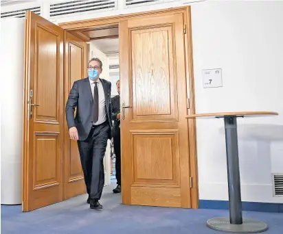  ??  ?? Ein Bild, das man nicht mehr sehen wird: Heinz-Christian Strache im Ibiza-Untersuchu­ngsausschu­ss. Der Ex-FPÖ-Chef erkrankte kurz vor dem letzten Befragungs­tag.