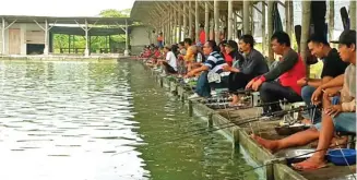  ?? DOK. HARDJ0 ?? PAHAM MEDAN: Tidak sekadar melemparka­n pancing, Hardjo dan penghobi lainnya harus bisa memetakan titiktitik tempat berkumpuln­ya ikan. Mereka juga harus paham tingkat keasaman air untuk menentukan keberhasil­an.