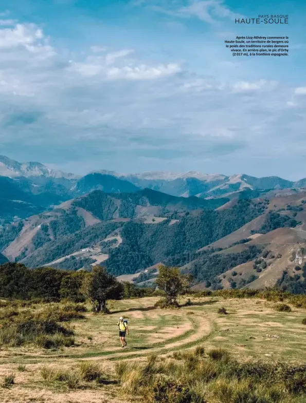  ??  ?? PAYS BASQUE HAUTE-SOULE
Après Licq-Athérey commence la Haute-Soule, un territoire de bergers où le poids des traditions rurales demeure vivace. En arrière-plan, le pic d’Orhy
(2 017 m), à la frontière espagnole.