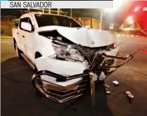  ??  ?? SAN SALVADOR AYER EN LA MADRUGADA UN PICK UP QUE CIRCULABA EN EL BULEVAR CONSTITUCI­ÓN COLISIONÓ CONTRA OTRO VEHÍCULO. CINCO PERSONAS RESULTARON LESIONADAS.