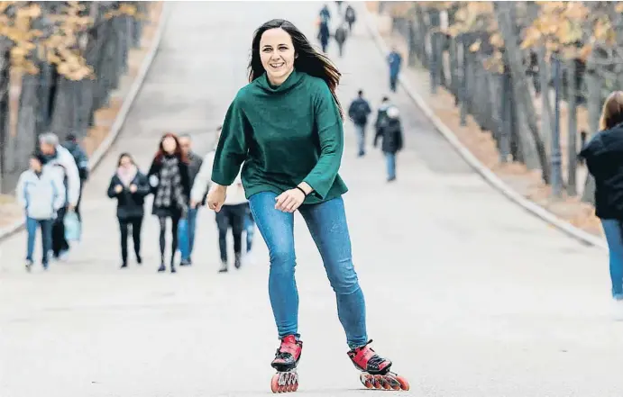  ?? DANI DUCH ?? Ione Belarra, portavoz adjunta de Unidos Podemos en el Congreso de los Diputados, patinando por el madrileño parque del Retiro