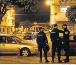  ?? JUAN CARLOS MUÑOZ ?? Presencia policial en la calle Mejillón.