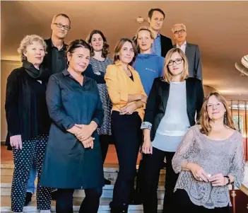  ?? FOTO: ANDREAS ENDERMANN ?? Die Opernscout­s der neuen Spielzeit. Vordere Reihe von links: Jenny Ritter, Hilli Hassemer, Katrin Gehlen, Anna Schudt (rechts dahinter), Anja Spelsberg und Susanne Bunka. Obere Reihe (von rechts): Georg Hess und Roland Schüren. Daneben...