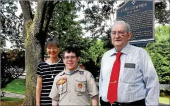  ?? ANNE NEBORAK — DIGITAL FIRST MEDIA ?? Bette Jane Lownes Ferris and Howard Lownes Sr. pose for a photo with Scout Zach Newman. Both Ferris and Lownes are descendant­s of Jane Lownes.