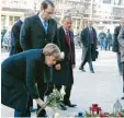  ?? Foto: Kay Nietfeld, dpa ?? Angela Merkel und Youssef Chahed legen Blumen zum Gedenken an die Berliner Terroropfe­r nieder.