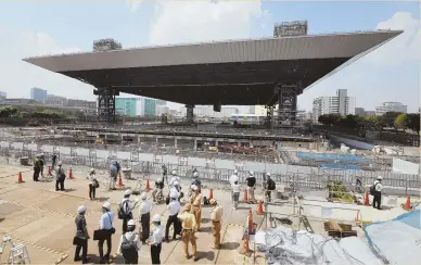  ?? AP PHOTO ?? WORK TO BE DONE: Journalist­s tour the Olympic Aquatics Center under constructi­on in Tokyo last week. Organizers of the 2020 Games insist constructi­on delays at two key venues will have no impact on preparatio­ns, including test events.