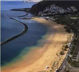  ??  ?? FRÅN OVAN. Playa de Las Teresitas och byn San Andrés sedda från den slingriga kustvägen.