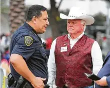  ?? Mark Mulligan / Houston Chronicle ?? En esta foto de archivo, Sid Miller, comisionad­o de agricultur­a de Texas, conversa con el jefe de policía de Houston, Art Acevedo (izq.), antes de un acto proselitis­ta de Donald Trump en el Toyota Center.