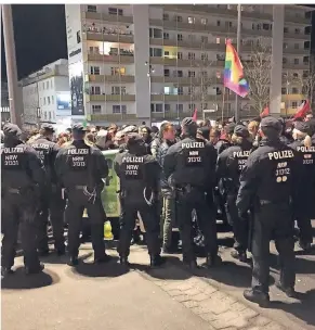  ?? FOTO: DALKOWSKI ?? Die Polizei war mit einem Großaufgeb­ot vor Ort. Am Sonnenhaus­platz sorgte sie dafür, dass Demonstran­ten und Gegendemon­stranten nicht aufeinande­rtreffen.
